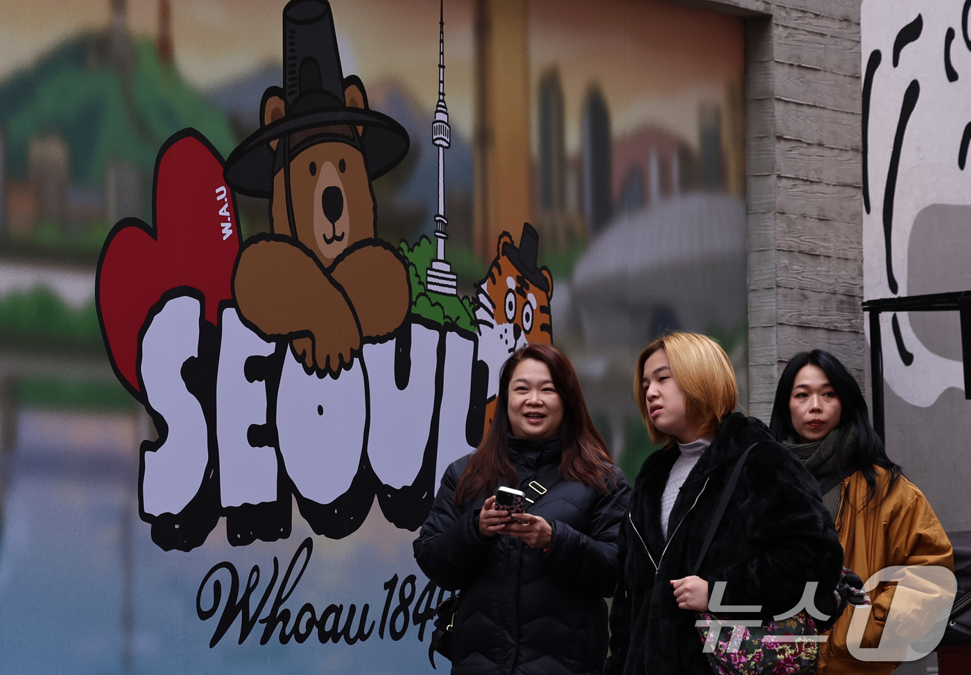 (서울=뉴스1) 구윤성 기자 = 24일 서울 명동거리에서 외국인 관광객들이 여행을 즐기고 있다.이재명 대통령은 이날 청와대에서 열린 국무회의에서 "관광객 80%가 서울에 편중되는 …