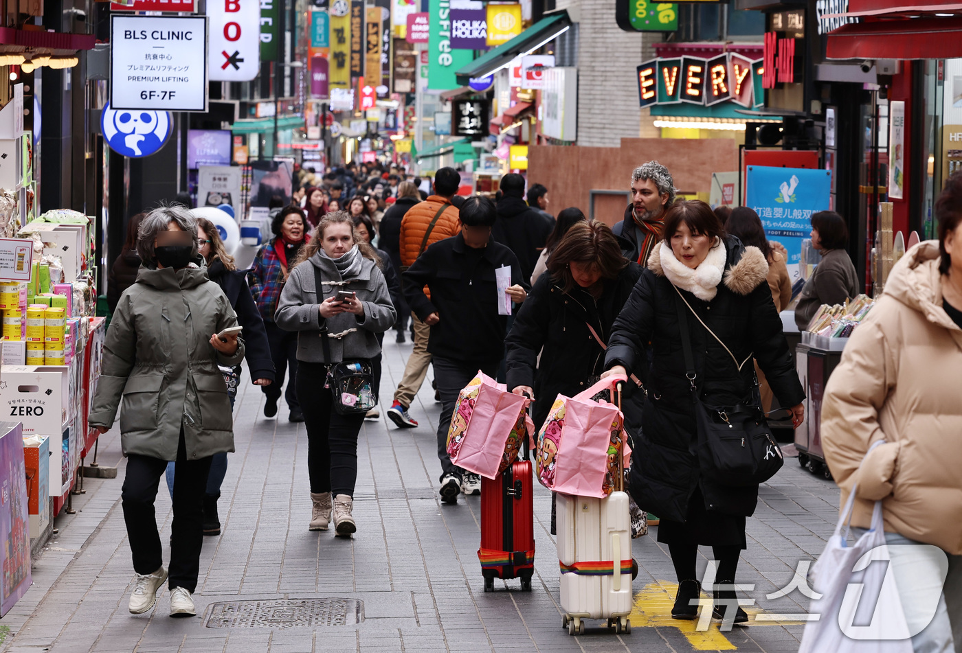 (서울=뉴스1) 구윤성 기자 = 24일 서울 명동거리에서 외국인 관광객들이 여행을 즐기고 있다.이재명 대통령은 이날 청와대에서 열린 국무회의에서 "관광객 80%가 서울에 편중되는 …