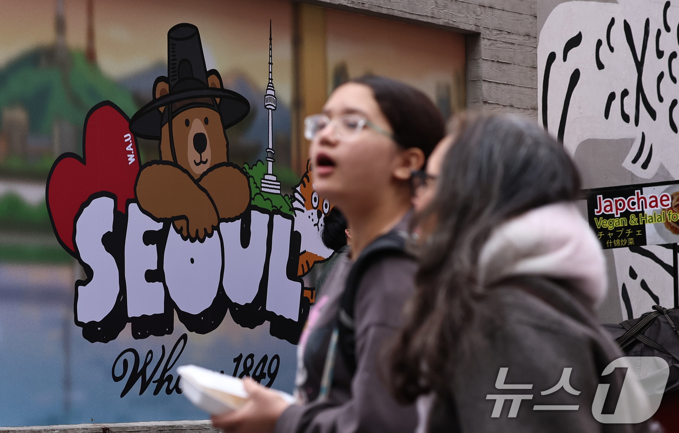 (서울=뉴스1) 구윤성 기자 = 24일 서울 명동거리에서 외국인 관광객들이 여행을 즐기고 있다.이재명 대통령은 이날 청와대에서 열린 국무회의에서 "관광객 80%가 서울에 편중되는 …