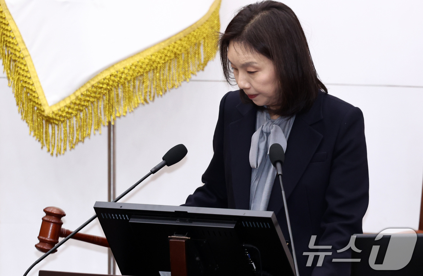 (서울=뉴스1) 최지환 기자 = 최호정 서울시의회 의장이 24일 오후 서울 중구 서울시의회에서 열린 334회 임시회 개회식에서 의사봉을 두드리고 있다. 2026.2.24/뉴스1