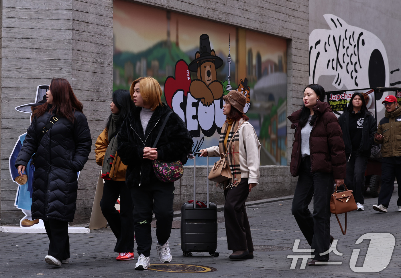 (서울=뉴스1) 구윤성 기자 = 24일 서울 명동거리에서 외국인 관광객들이 여행을 즐기고 있다.이재명 대통령은 이날 청와대에서 열린 국무회의에서 "관광객 80%가 서울에 편중되는 …