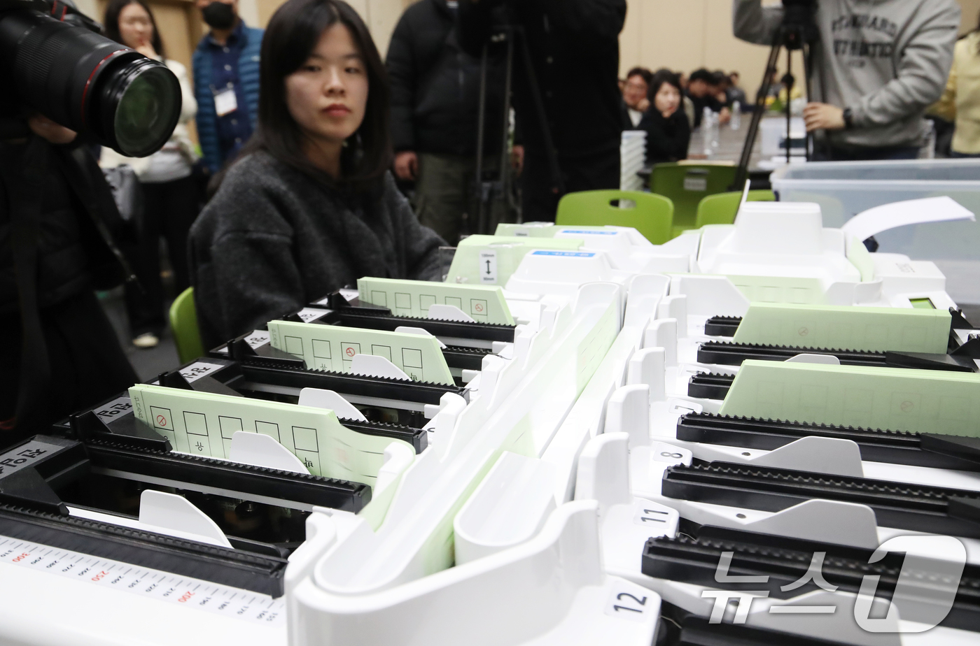 (부산=뉴스1) 윤일지 기자 = 24일 오후 부산 해운대구 벡스코 제2전시장에서 부산시선관위와 구·군선관위 직원들이 제9회 전국동시지방선거를 앞두고 모의 개표 실습을 하고 있다.이 …