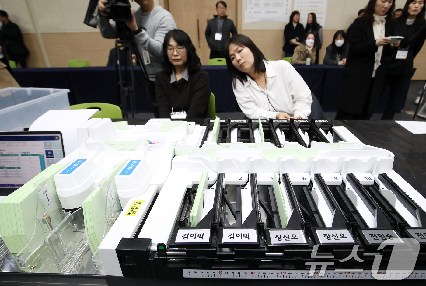 (부산=뉴스1) 윤일지 기자 = 24일 오후 부산 해운대구 벡스코 제2전시장에서 부산시선관위와 구·군선관위 직원들이 제9회 전국동시지방선거를 앞두고 모의 개표 실습을 하고 있다.이 …