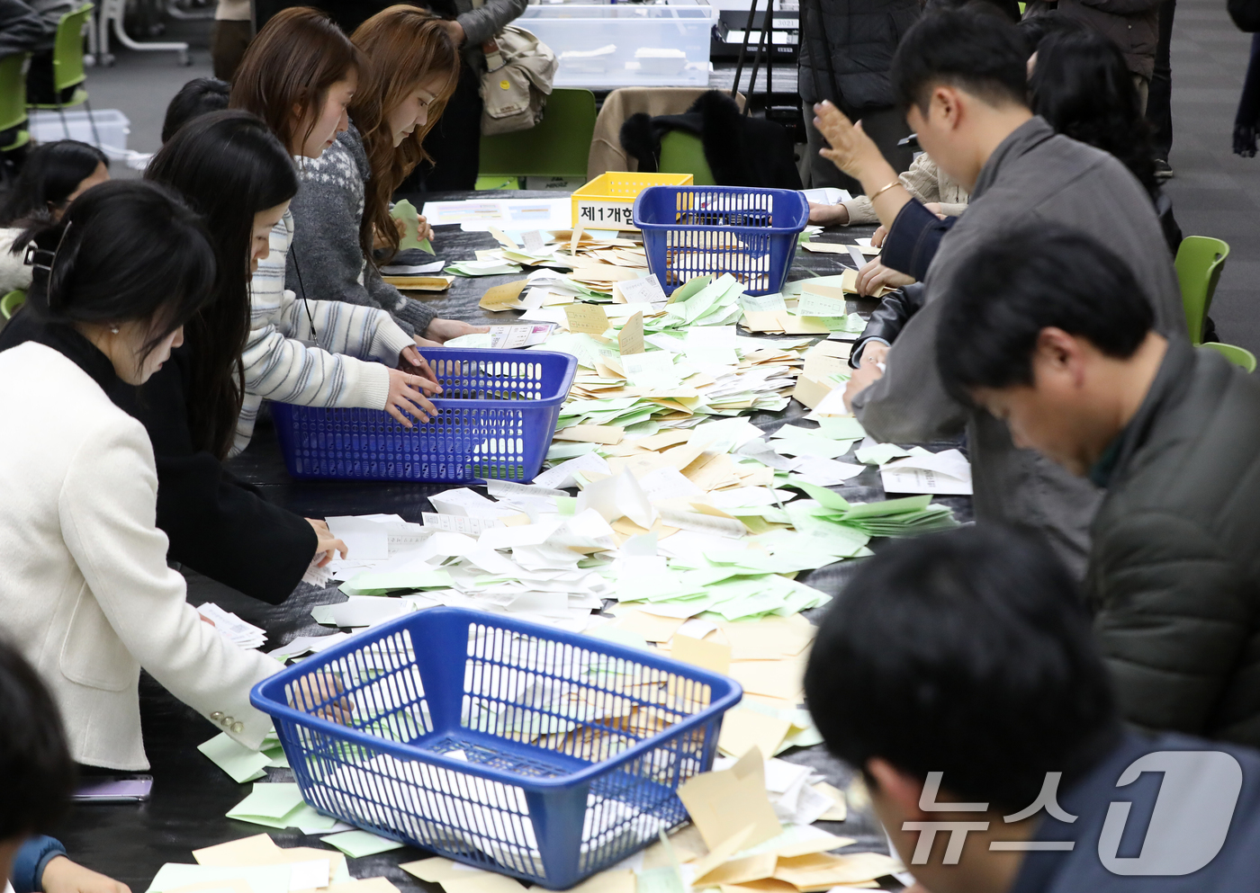 (부산=뉴스1) 윤일지 기자 = 24일 오후 부산 해운대구 벡스코 제2전시장에서 부산시선관위와 구·군선관위 직원들이 제9회 전국동시지방선거를 앞두고 모의 개표 실습을 하고 있다.이 …