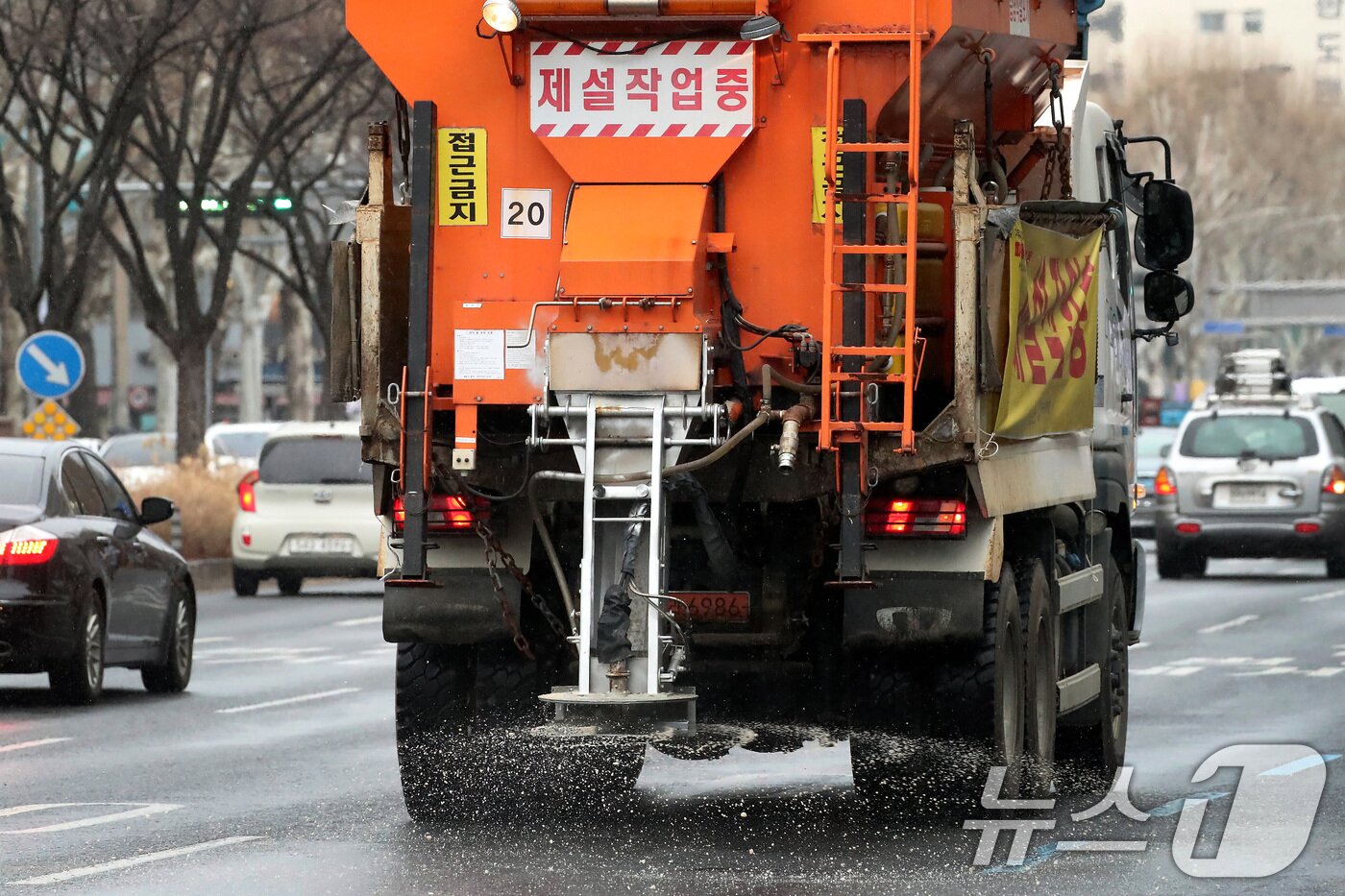 본문 이미지 - 24일 오후 대구 수성구 달구벌대로 인근에 갑작스레 많은 눈이 내리자 제설차가 도로에 염화칼슘을 뿌리고 있다. 2026.2.24 ⓒ 뉴스1 공정식 기자