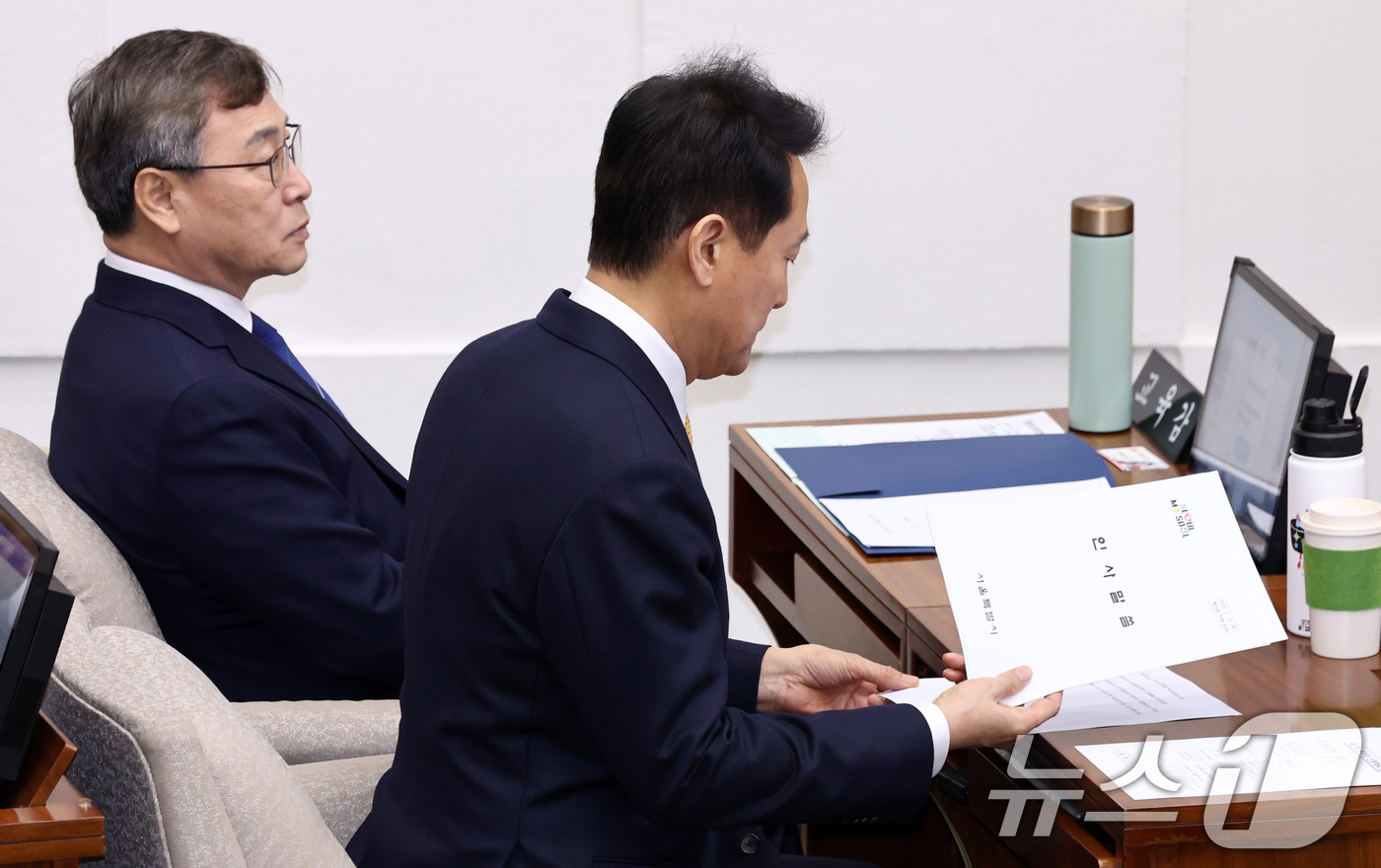 (서울=뉴스1) 최지환 기자 = 오세훈 서울시장, 정근식 서울시교육감이 24일 오후 서울 중구 서울시의회에서 열린 334회 임시회 개회식에 참석해 있다. 2026.2.24/뉴스1