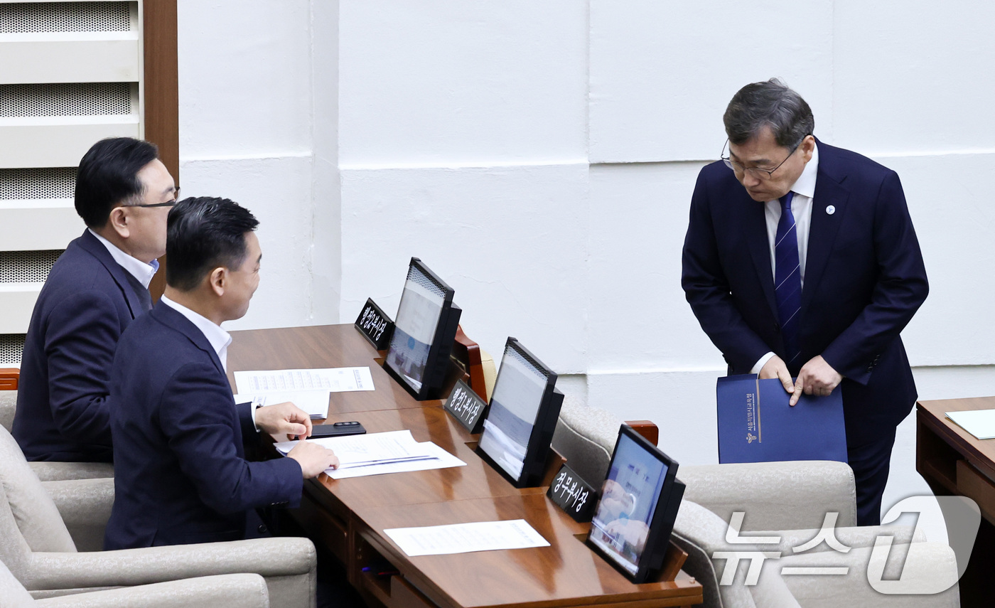 (서울=뉴스1) 최지환 기자 = 정근식 서울시교육감이 24일 오후 서울 중구 서울시의회에서 열린 334회 임시회 개회식에 입장하며 서울시 관계자들과 인사를 나누고 있다. 2026. …