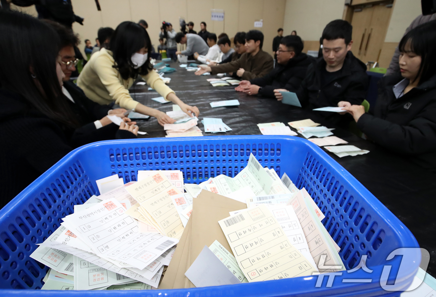 (부산=뉴스1) 윤일지 기자 = 24일 오후 부산 해운대구 벡스코 제2전시장에서 부산시선관위와 구·군선관위 직원들이 제9회 전국동시지방선거를 앞두고 모의 개표 실습을 하고 있다.이 …