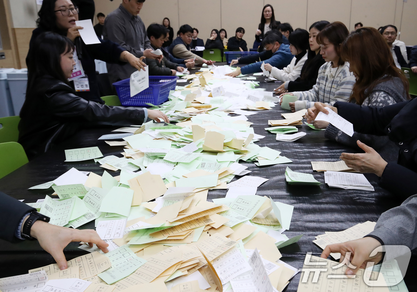 (부산=뉴스1) 윤일지 기자 = 24일 오후 부산 해운대구 벡스코 제2전시장에서 부산시선관위와 구·군선관위 직원들이 제9회 전국동시지방선거를 앞두고 모의 개표 실습을 하고 있다.이 …