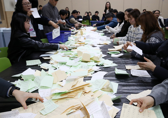 지방선거 앞두고 모의 개표 실습하는 부산시선관위