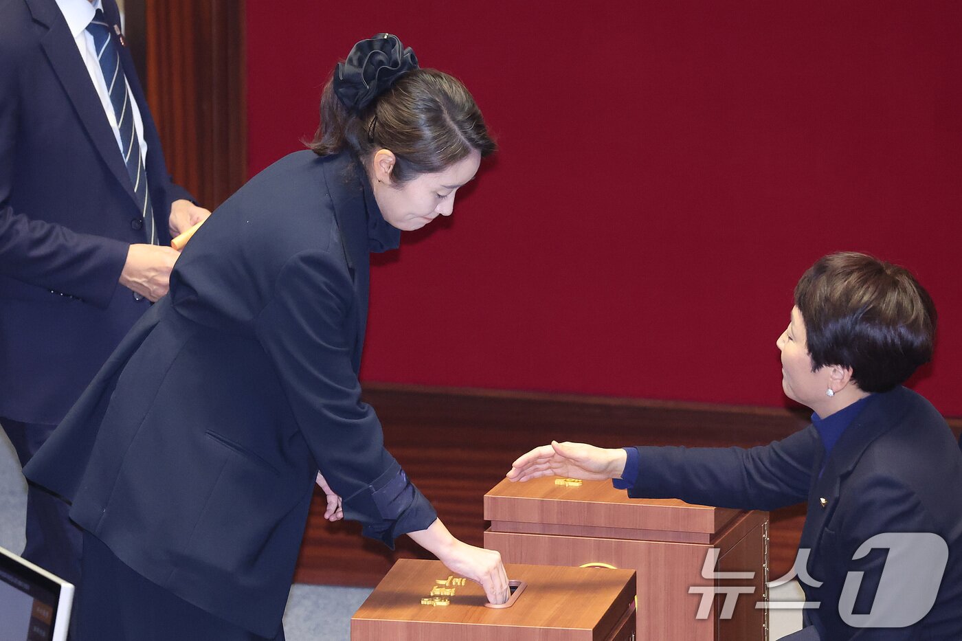 본문 이미지 - 강선우 무소속 의원이 24일 서울 여의도 국회에서 열린 제432회국회(임시회) 제8차 본회의에서 자신의 체포동의안에 대한 투표를 하고 있다. 2026.2.24 ⓒ 뉴스1 신웅수 기자