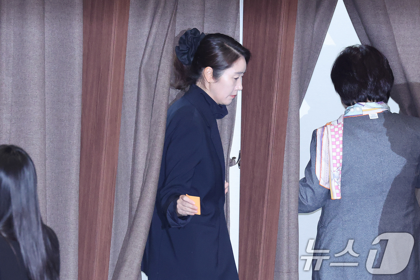 (서울=뉴스1) 신웅수 기자 = 강선우 무소속 의원이 24일 서울 여의도 국회에서 열린 제432회국회(임시회) 제8차 본회의에서 자신의 체포동의안에 대한 투표를 하고 있다. 202 …