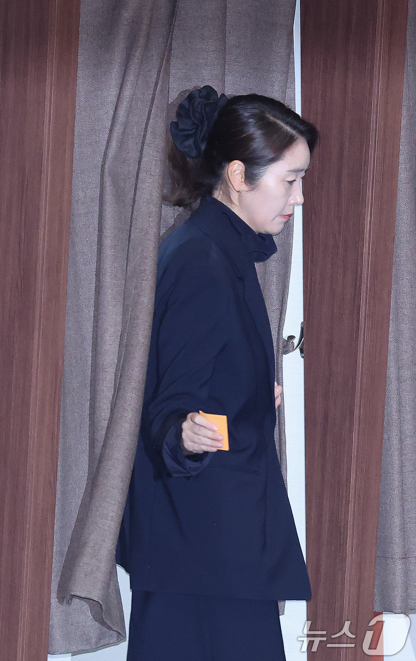 (서울=뉴스1) 신웅수 기자 = 강선우 무소속 의원이 24일 서울 여의도 국회에서 열린 제432회국회(임시회) 제8차 본회의에서 자신의 체포동의안에 대한 투표를 하고 있다. 202 …