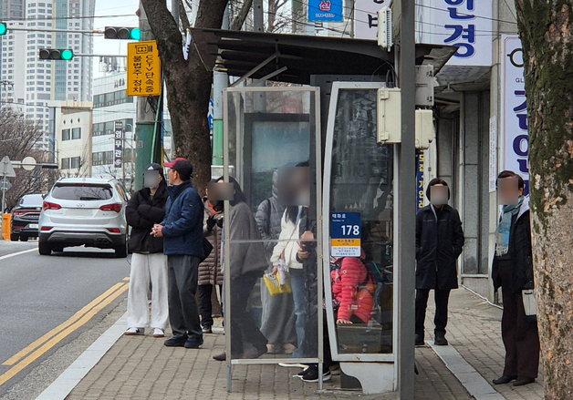 2~5도 올리는 투명 비닐막…울산 중구 '승강장 바람막이' 호응