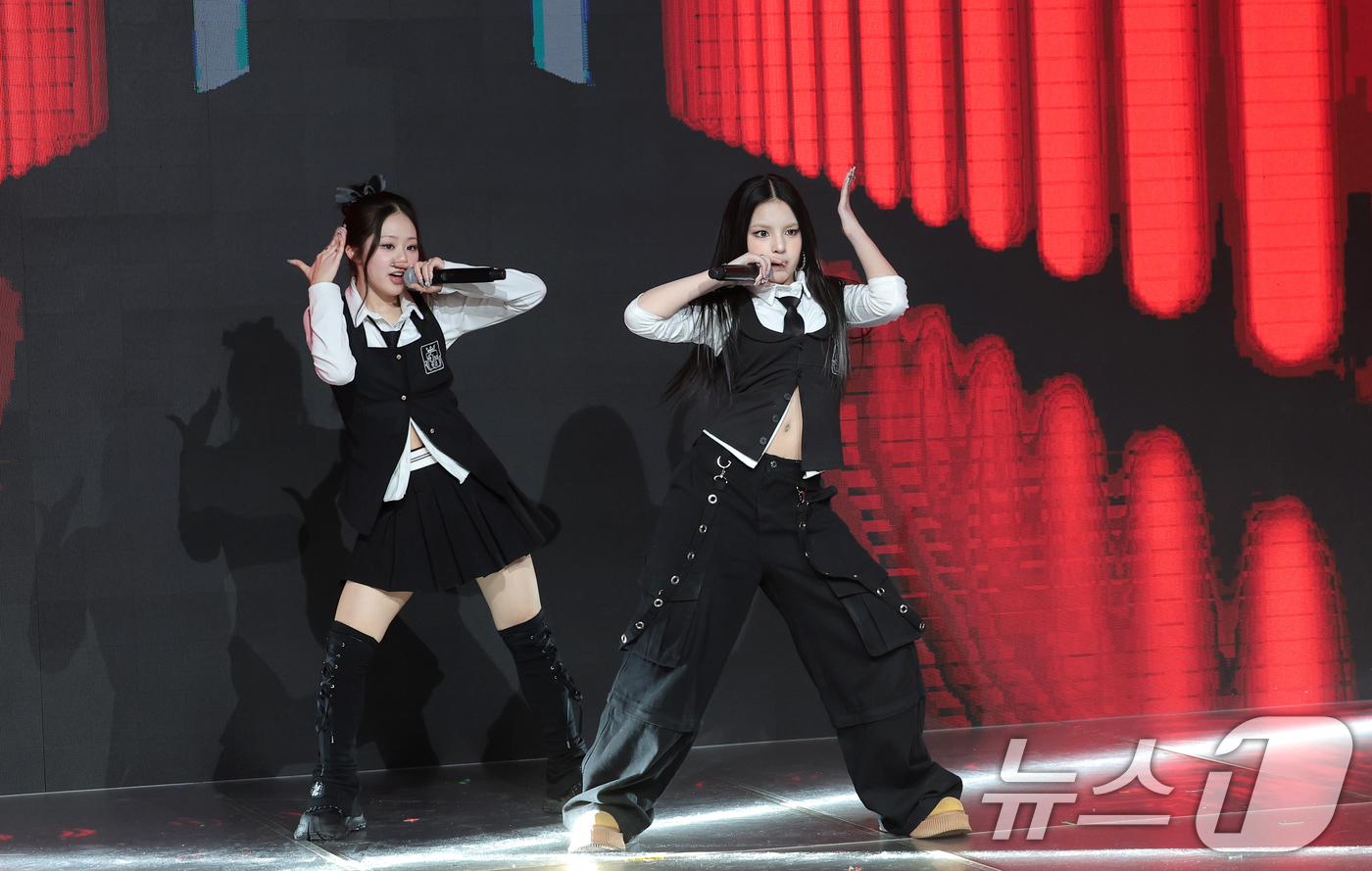 (서울=뉴스1) 권현진 기자 = 그룹 초코(ChoCo) 윤지와 안판(오른쪽)이 24일 오후 서울 마포구 쇼킹케이팝센터에서 열린 초코엔터 패밀리 앨범 ‘ChoCo La Familia …