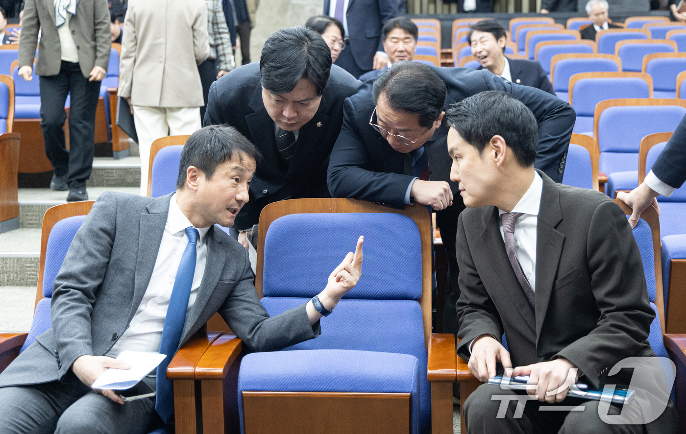 (서울=뉴스1) 이승배 기자 = 한병도 더불어민주당 원내대표가 24일 서울 여의도 국회에서 열린 의원총회에서 의원들과 대화하고 있다. 2026.2.24/뉴스1