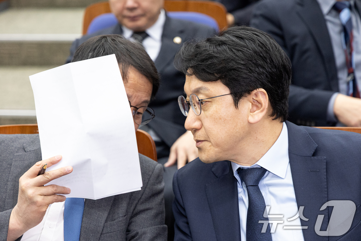 (서울=뉴스1) 이승배 기자 = 한병도 더불어민주당 원내대표가 24일 서울 여의도 국회에서 열린 의원총회에서 천준호 원내수석과 대화하고 있다. 2026.2.24/뉴스1