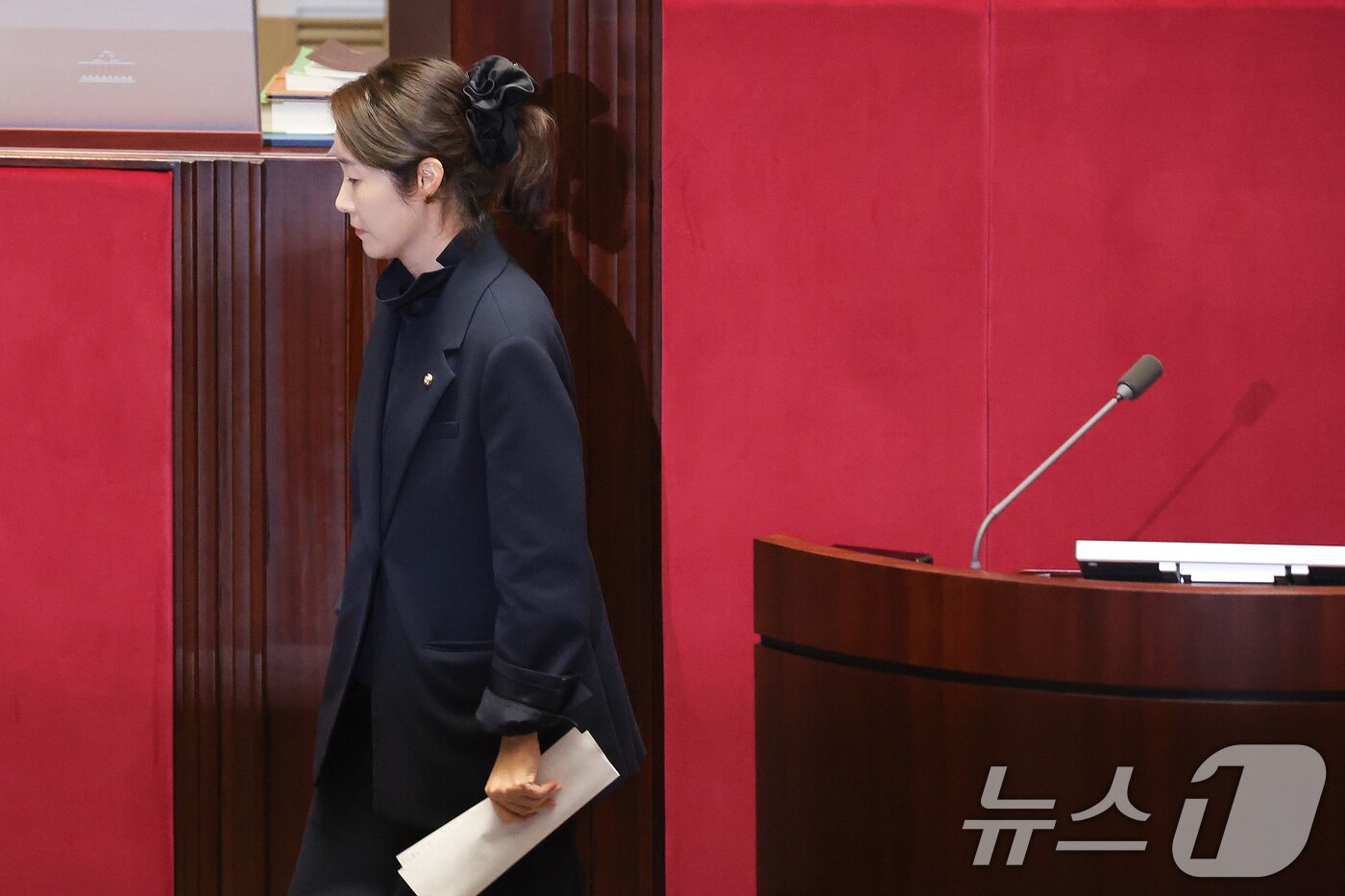 본문 이미지 - 강선우 무소속 의원이 24일 서울 여의도 국회에서 열린 제432회국회(임시회) 제8차 본회의에서 자신의 체포동의안에 대한 신상 발언을 마친 후 단상을 내려가고 있다. 2026.2.24 ⓒ 뉴스1 신웅수 기자