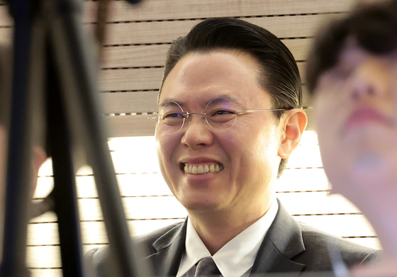 초코 보며 환한 미소짓는 조PD