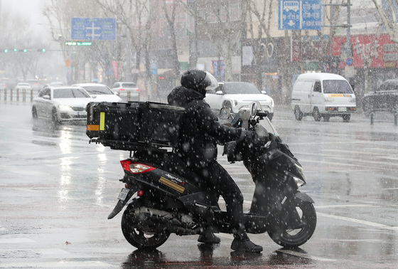 법무부, '불법 취업' 외국인 라이더·대포차 집중 단속