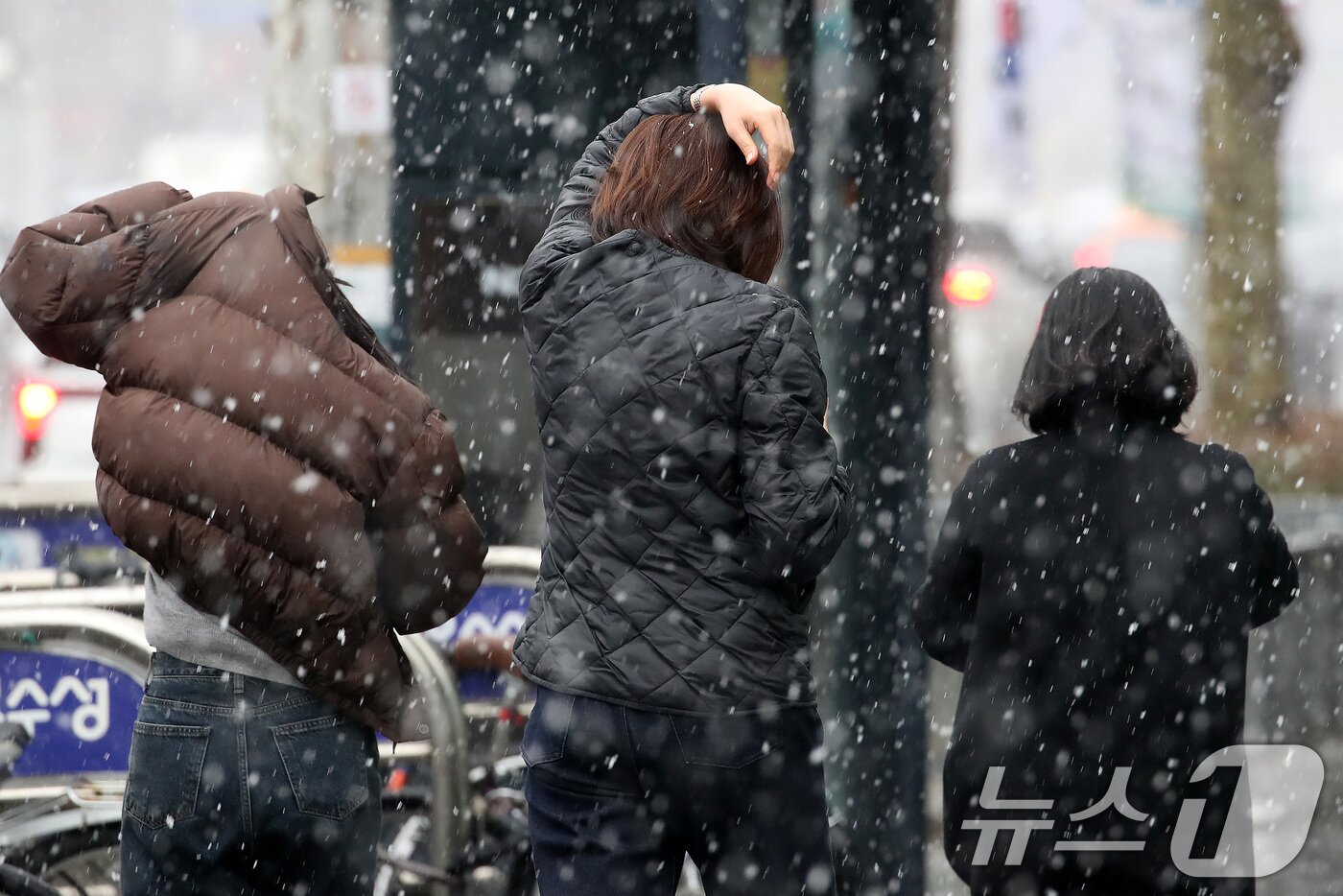 본문 이미지 - 24일 오후 대구 수성구 대구은행네거리 인근에 갑작스레 많은 눈이 내리자, 우산을 준비하지 못한 시민들이 발걸음을 재촉하고 있다. 2026.2.24 ⓒ 뉴스1 공정식 기자