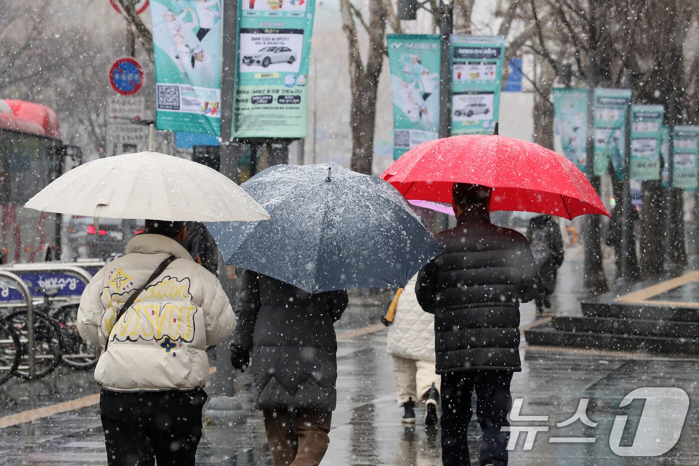 본문 이미지 - 24일 오후 대구 수성구 대구은행네거리 인근에 갑작스레 많은 눈이 내리자, 시민들이 우산을 펼쳐 눈을 피하며 발걸음을 재촉하고 있다. 2026.2.24 ⓒ 뉴스1 공정식 기자