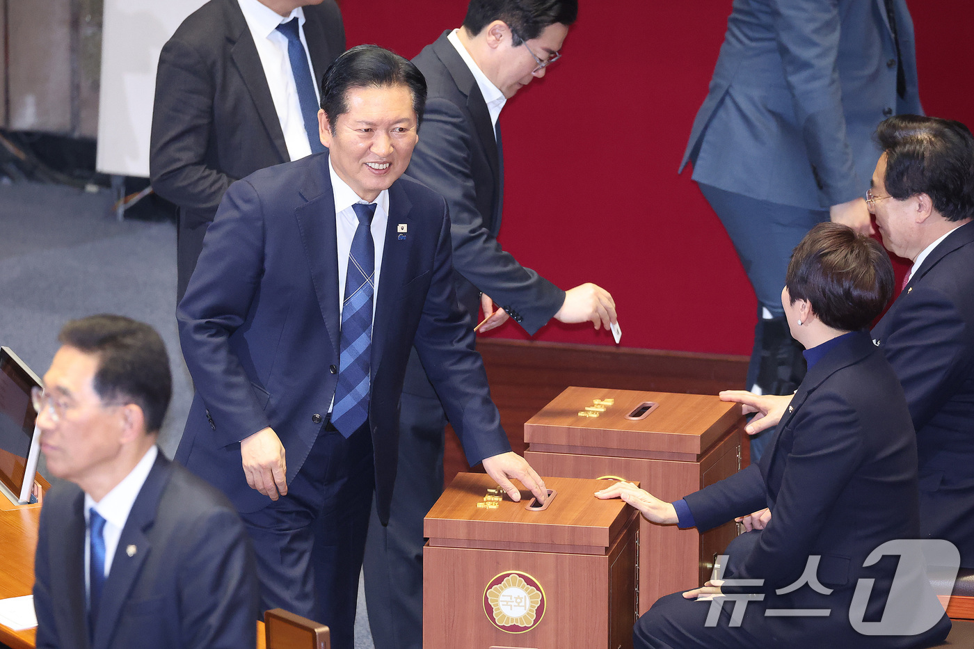 (서울=뉴스1) 신웅수 기자 = 정청래 더불어민주당 대표가 24일 서울 여의도 국회에서 열린 제432회국회(임시회) 제8차 본회의에서 강선우 무소속 의원에 대한 체포동의안 투표를 …