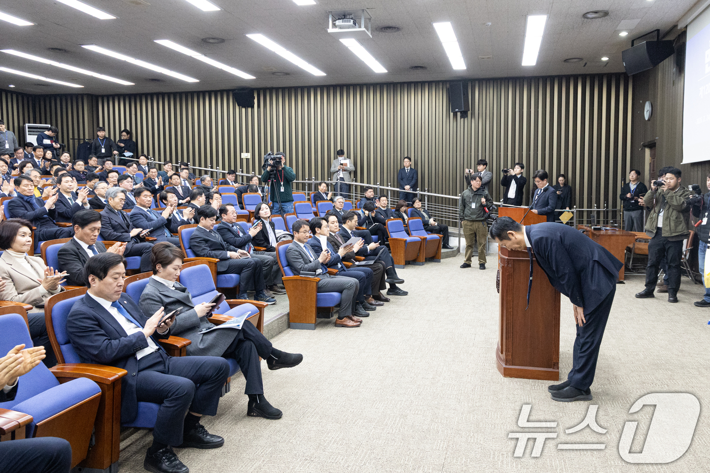 (서울=뉴스1) 이승배 기자 = 정청래 더불어민주당 대표가 24일 서울 여의도 국회에서 열린 의원총회에서 인사하고 있다. 2026.2.24/뉴스1