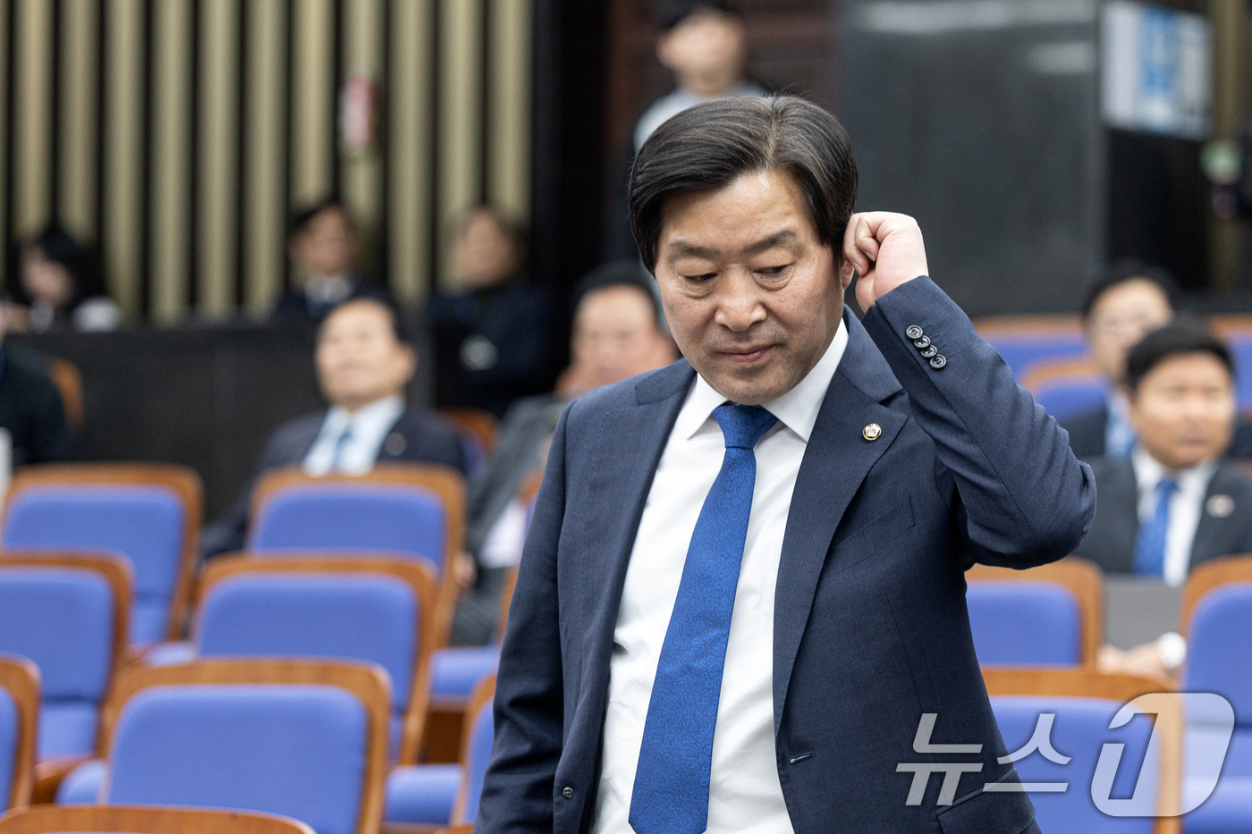 (서울=뉴스1) 이승배 기자 = 24일 서울 여의도 국회에서 열린 더불어민주당 의원총회에서 황명선 의원이 자리로 향하고 있다. 2026.2.24/뉴스1