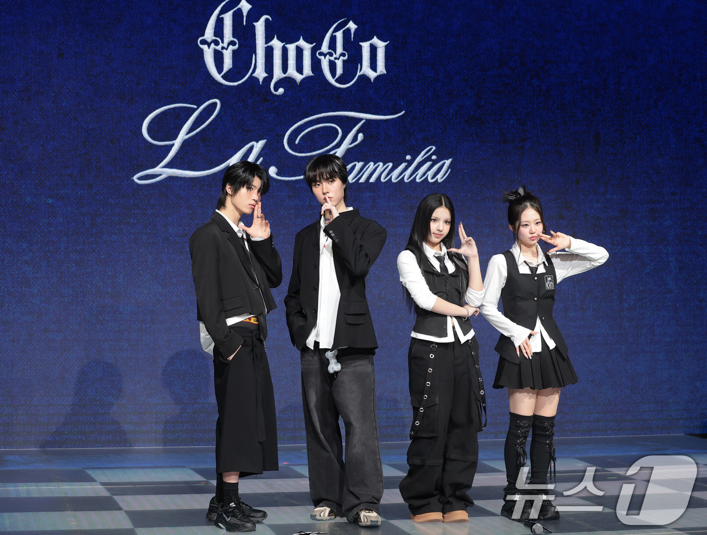 (서울=뉴스1) 권현진 기자 = 그룹 초코(ChoCo) 예찬(왼쪽부터)과 태조, 안판, 윤지가 24일 오후 서울 마포구 쇼킹케이팝센터에서 열린 초코엔터 패밀리 앨범 ‘ChoCo L …