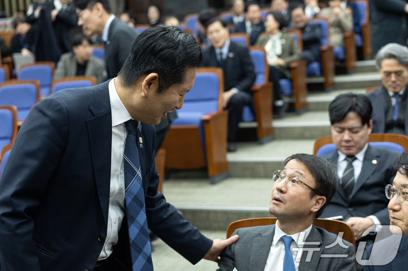 (서울=뉴스1) 이승배 기자 = 정청래 더불어민주당 대표가 24일 서울 여의도 국회에서 열린 의원총회에서 한병도 원내대표와 인사하고 있다. 2026.2.24/뉴스1