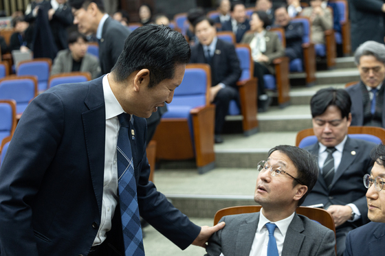 인사 나누는 정청래 대표와 한병도 원내대표