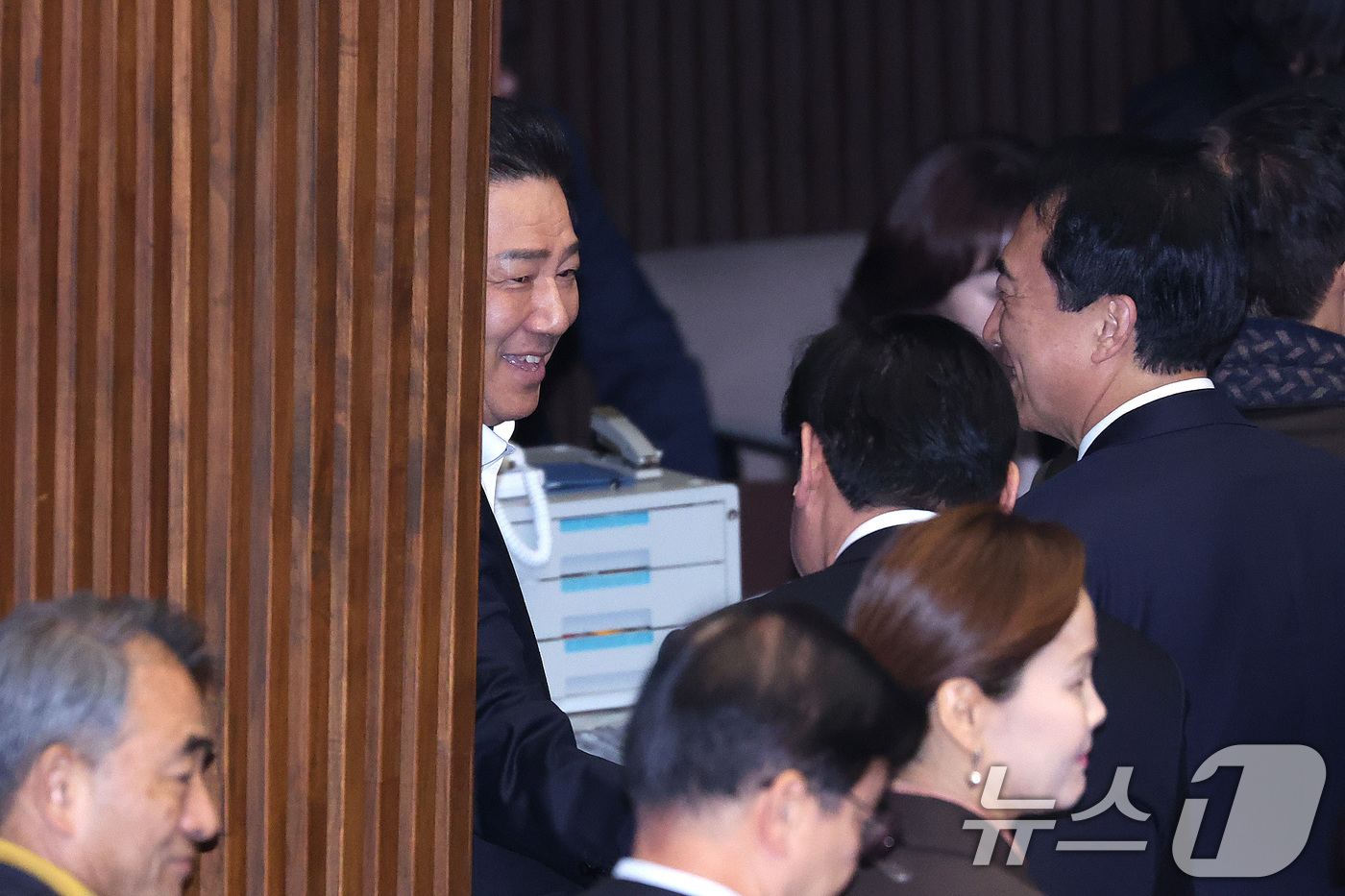 (서울=뉴스1) 신웅수 기자 = 김병기 무소속 의원이 24일 서울 여의도 국회에서 열린 제432회국회(임시회) 제8차 본회의에서 의원들과 대화하고 있다. 2026.2.24/뉴스1