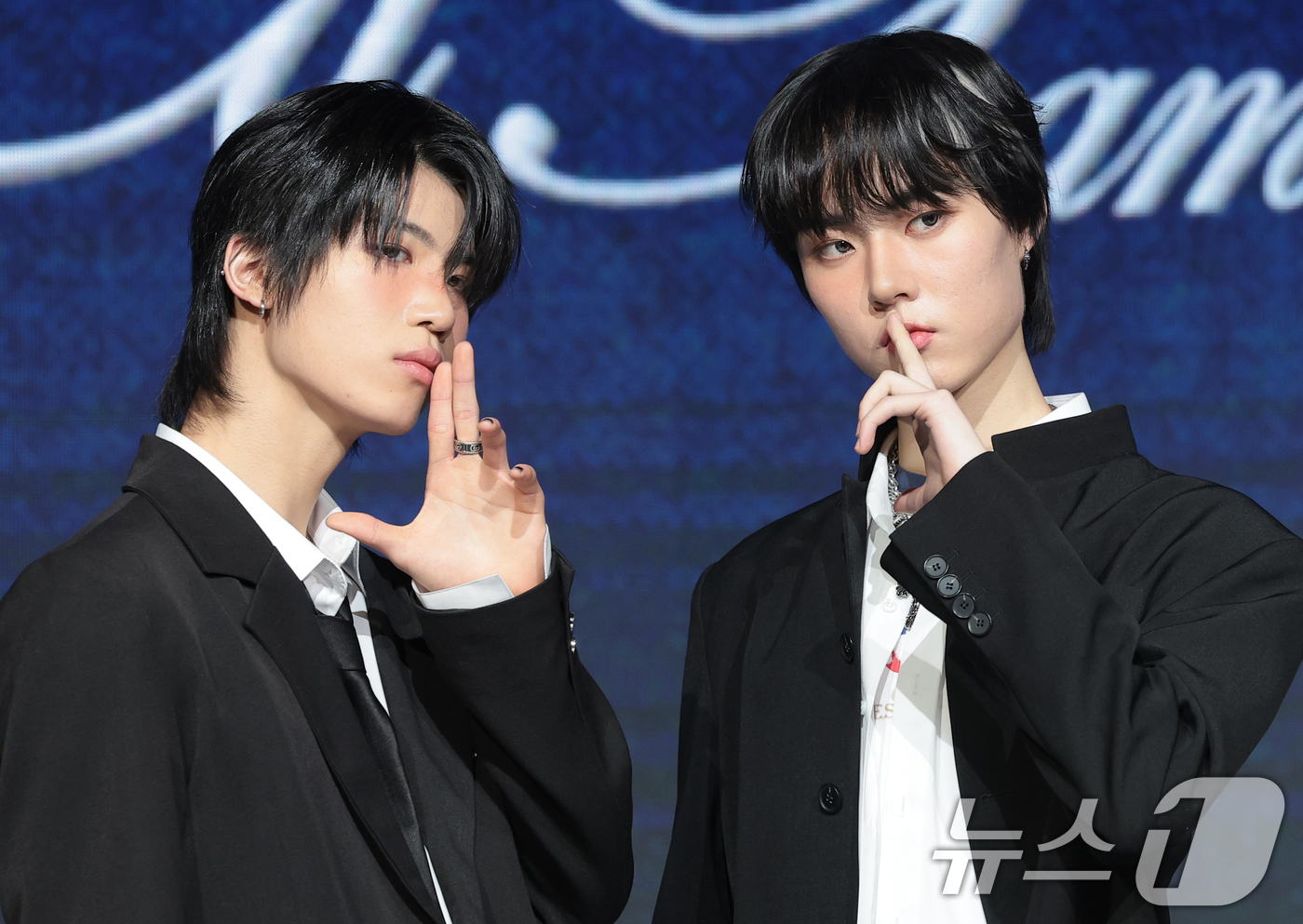 (서울=뉴스1) 권현진 기자 = 그룹 초코(ChoCo) 예찬과 태조(오른쪽)가 24일 오후 서울 마포구 쇼킹케이팝센터에서 열린 초코엔터 패밀리 앨범 ‘ChoCo La Familia …