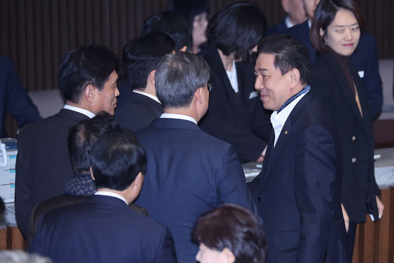 인사나누는 김병기