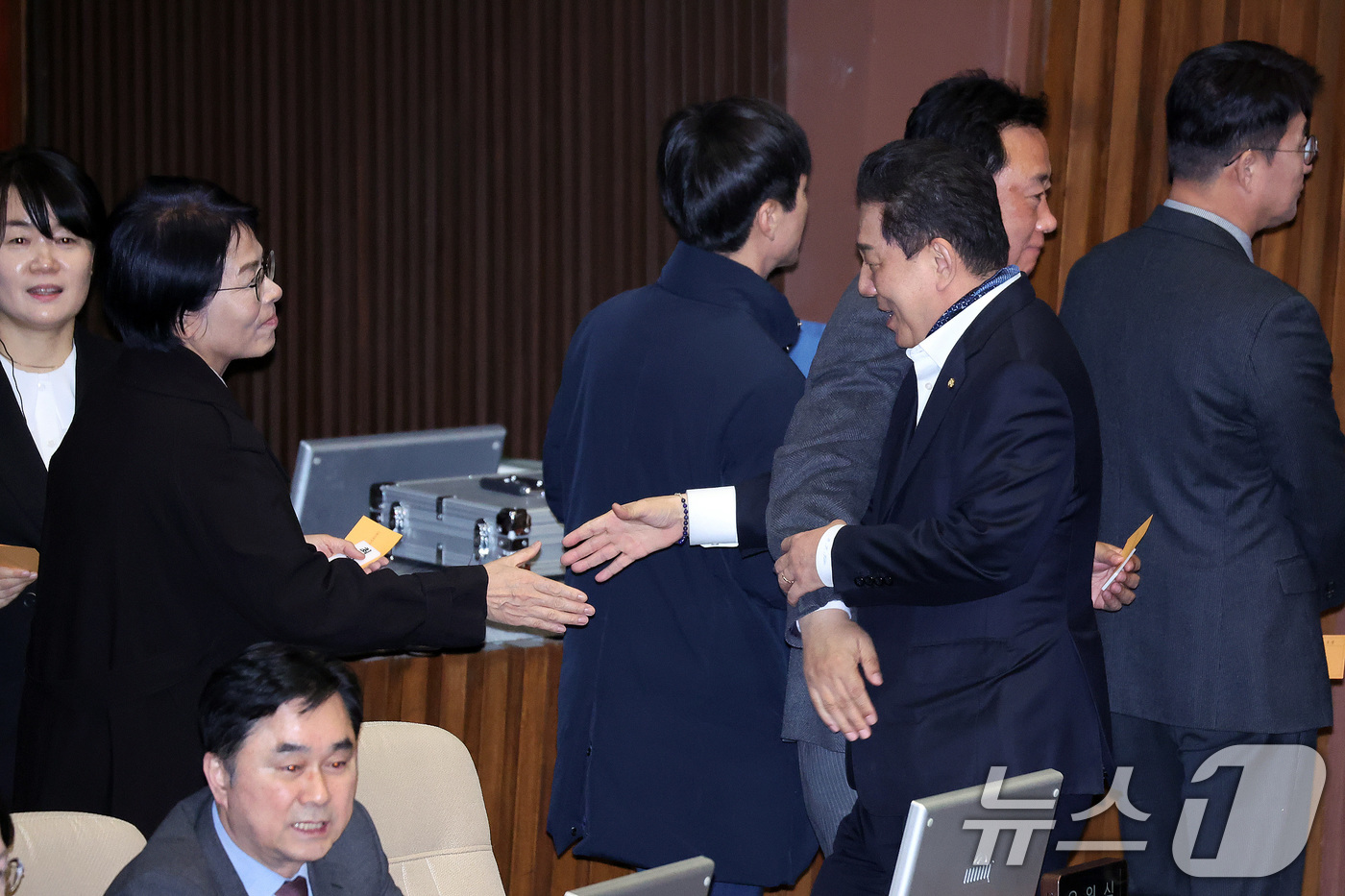 (서울=뉴스1) 신웅수 기자 = 김병기 무소속 의원이 24일 서울 여의도 국회에서 열린 제432회국회(임시회) 제8차 본회의에서 의원들과 인사하고 있다. 2026.2.24/뉴스1