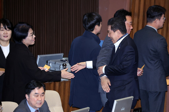 인사나누는 김병기 의원