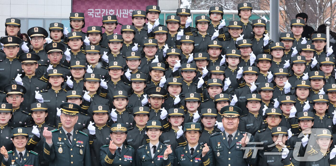 본문 이미지 - 24일 대전 유성구 국군간호사관학교에서 열린 제70기 입학식에서 신입생도들이 기념촬영 하고 있다. 이날 입학한 신입생도 90명은 군과 국가 발전에 기여하는 정예 간호장교로 거듭날 것을 다짐했다. 2026.2.24 ⓒ 뉴스1 김기태 기자