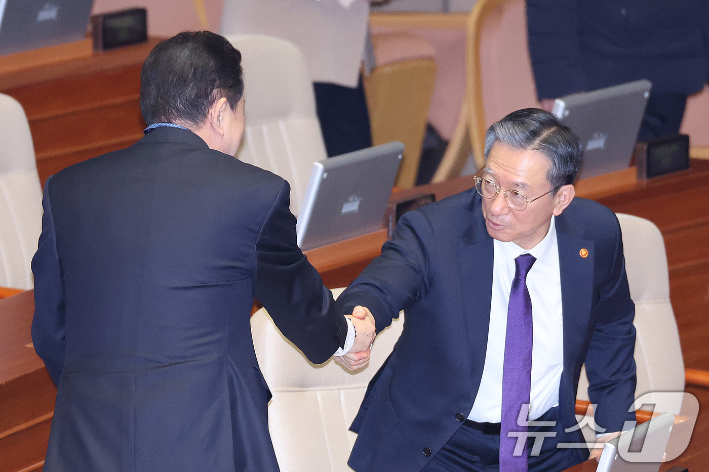(서울=뉴스1) 신웅수 기자 = 김병기 무소속 의원이 24일 서울 여의도 국회에서 열린 제432회국회(임시회) 제8차 본회의에서 정성호 법무부 장관과 인사하고 있다. 2026.2. …