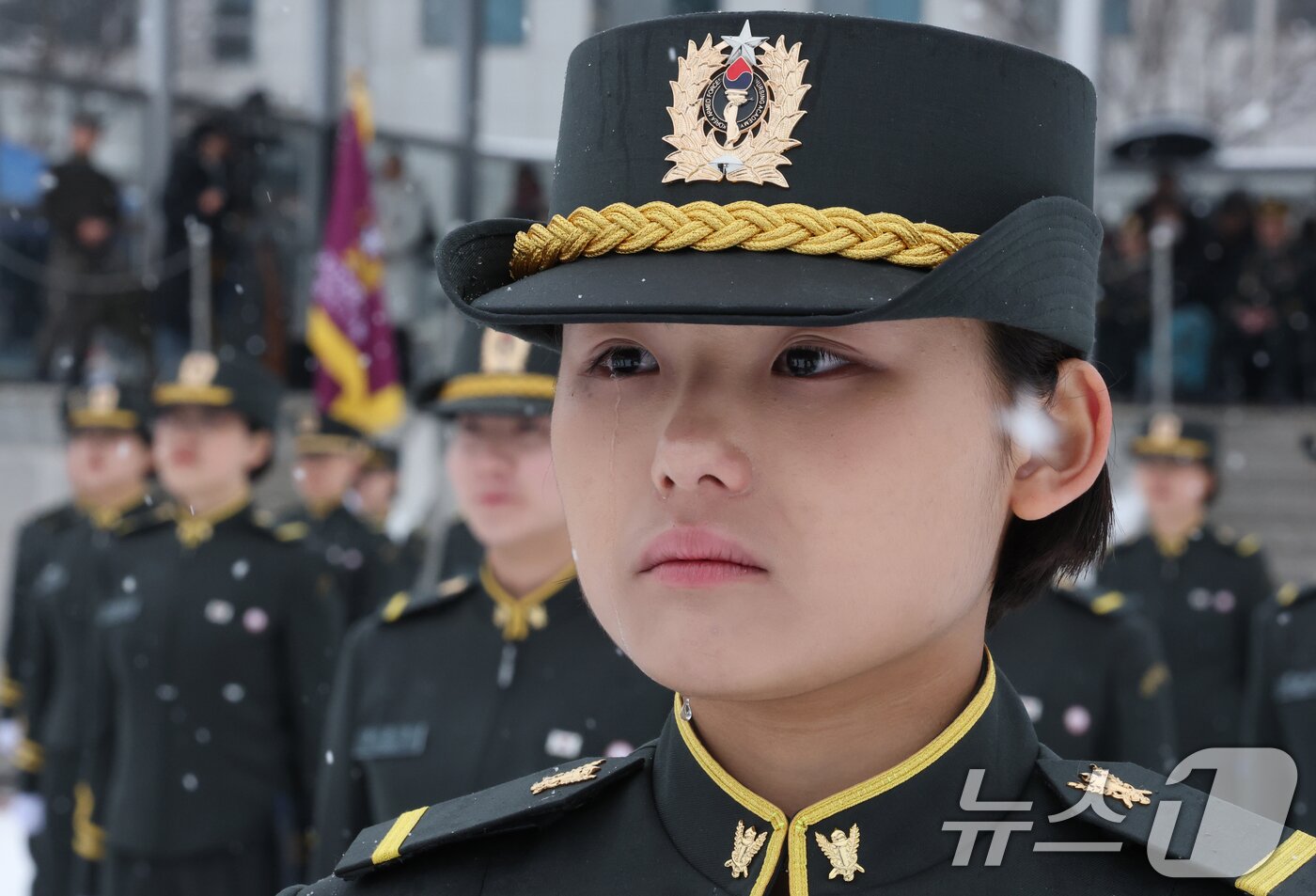 본문 이미지 - 24일 대전 유성구 국군간호사관학교에서 열린 제70기 입학식에서 신입생도가 훈련 영상을 보며 눈물을 흘리고 있다. 이날 입학한 신입생도 90명은 군과 국가 발전에 기여하는 정예 간호장교로 거듭날 것을 다짐했다. 2026.2.24 ⓒ 뉴스1 김기태 기자