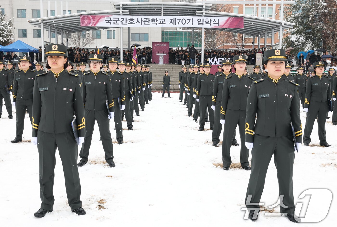 본문 이미지 - 24일 대전 유성구 국군간호사관학교에서 열린 제70기 입학식에서 신입생도들이 도열해 있다. 이날 입학한 신입생도 90명은 군과 국가 발전에 기여하는 정예 간호장교로 거듭날 것을 다짐했다. 2026.2.24 ⓒ 뉴스1 김기태 기자