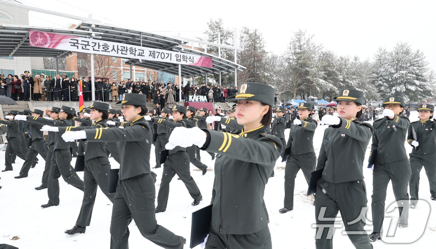 본문 이미지 - 24일 대전 유성구 국군간호사관학교에서 열린 제70기 입학식에서 신입생도들이 분열하고 있다. 이날 입학한 신입생도 90명은 군과 국가 발전에 기여하는 정예 간호장교로 거듭날 것을 다짐했다. 2026.2.24 ⓒ 뉴스1 김기태 기자