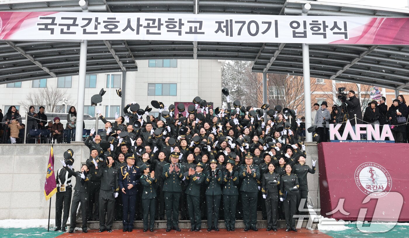 본문 이미지 - 24일 대전 유성구 국군간호사관학교에서 열린 제70기 입학식에서 신입생도들이 정모를 던지며 환호하고 있다. 이날 입학한 신입생도 90명은 군과 국가 발전에 기여하는 정예 간호장교로 거듭날 것을 다짐했다. 2026.2.24 ⓒ 뉴스1 김기태 기자