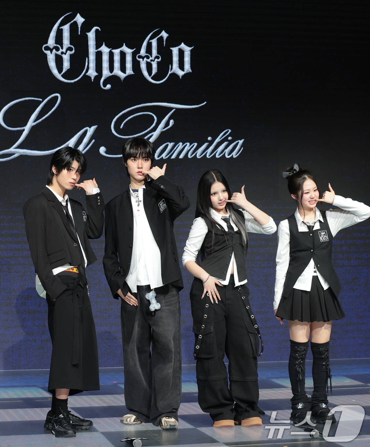 (서울=뉴스1) 권현진 기자 = 그룹 초코(ChoCo) 예찬(왼쪽부터)과 태조, 안판, 윤지가 24일 오후 서울 마포구 쇼킹케이팝센터에서 열린 초코엔터 패밀리 앨범 ‘ChoCo L …