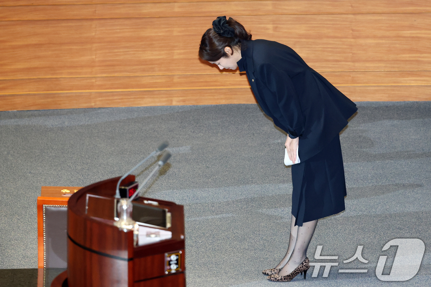 (서울=뉴스1) 이승배 기자 = 공천헌금 의혹으로 구속영장이 청구된 강선우 무소속 의원이 24일 서울 여의도 국회에서 열린 제432회국회(임시회) 8차 본회의에서 신상발언 전 인사 …