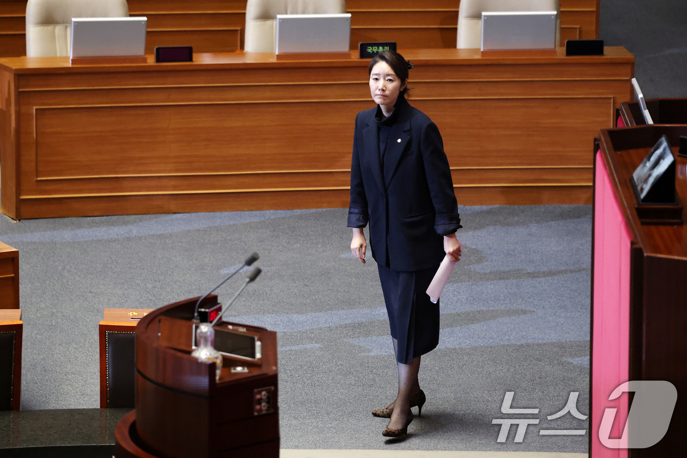 (서울=뉴스1) 이승배 기자 = 공천헌금 의혹으로 구속영장이 청구된 강선우 무소속 의원이 24일 서울 여의도 국회에서 열린 제432회국회(임시회) 8차 본회의에서 신상발언을 위해 …