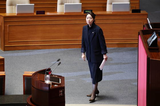 신상 발언 위해 단상 향하는 강선우