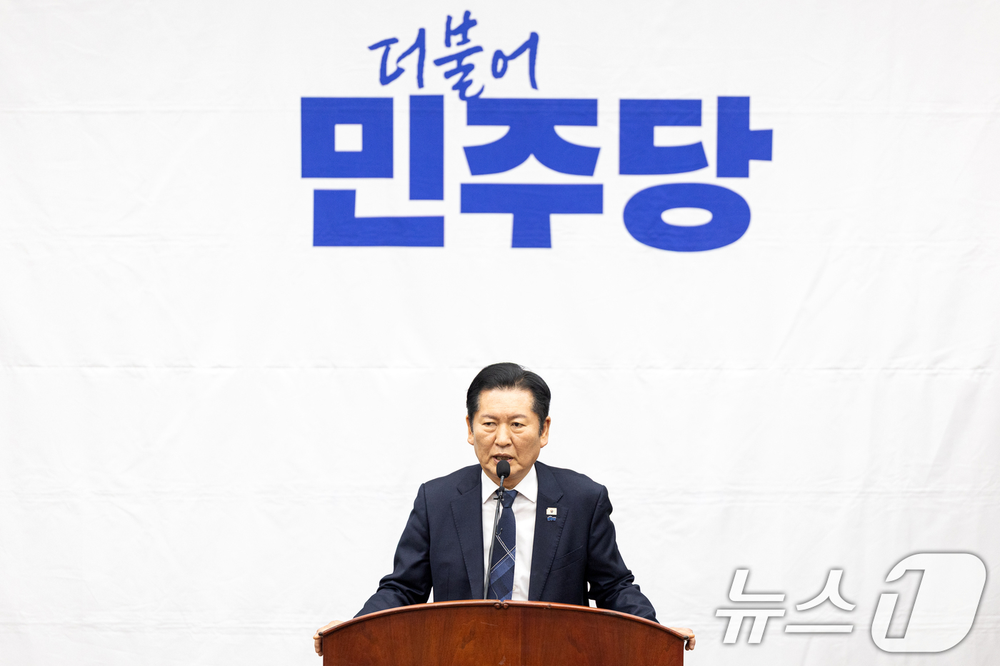 (서울=뉴스1) 이승배 기자 = 정청래 더불어민주당 대표가 24일 서울 여의도 국회에서 열린 의원총회에서 모두발언하고 있다. 2026.2.24/뉴스1