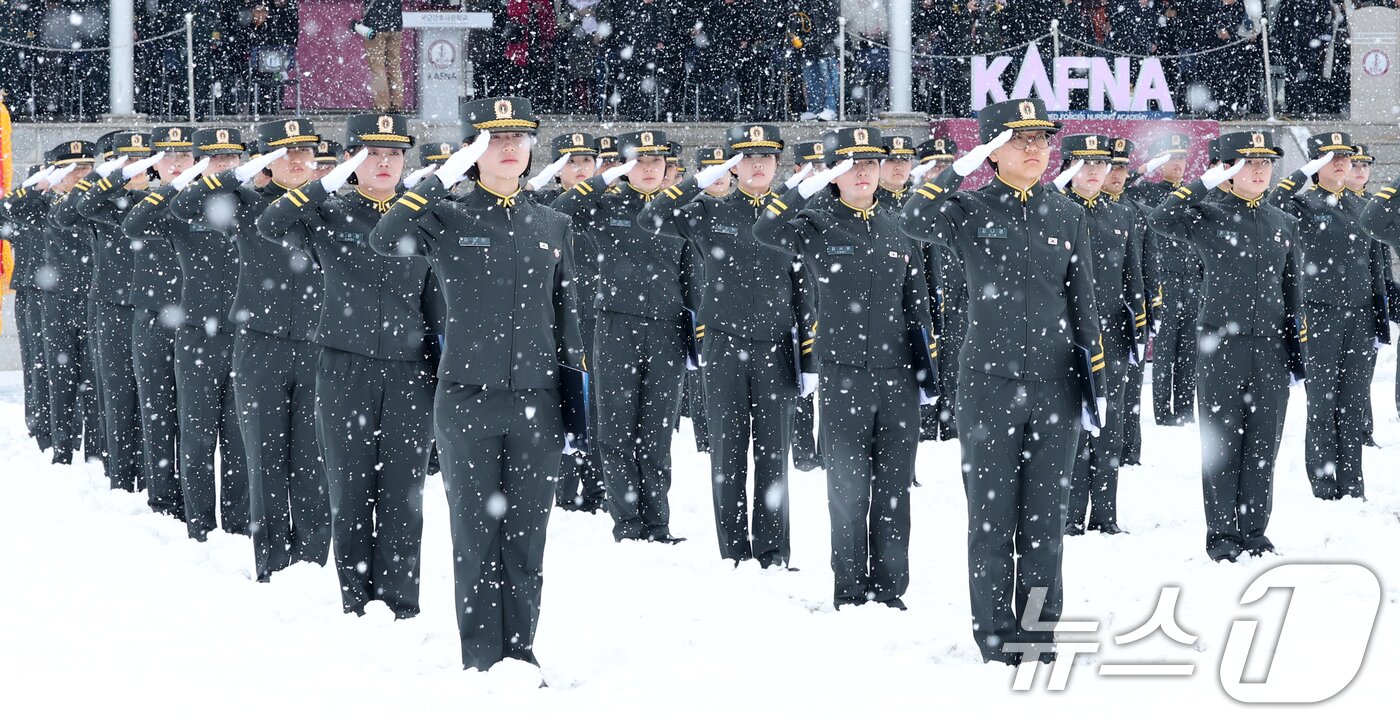 본문 이미지 - 24일 대전 유성구 국군간호사관학교에서 열린 제70기 입학식에서 신입생도들이 거수경례를 하고 있다. 이날 입학한 신입생도 90명은 군과 국가 발전에 기여하는 정예 간호장교로 거듭날 것을 다짐했다. 2026.2.24 ⓒ 뉴스1 김기태 기자