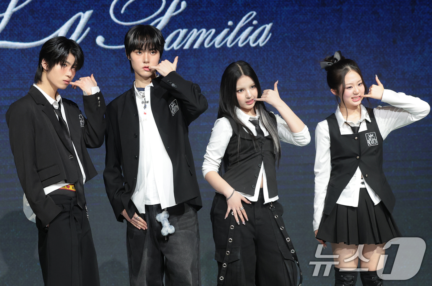 (서울=뉴스1) 권현진 기자 = 그룹 초코(ChoCo) 예찬(왼쪽부터)과 태조, 안판, 윤지가 24일 오후 서울 마포구 쇼킹케이팝센터에서 열린 초코엔터 패밀리 앨범 ‘ChoCo L …